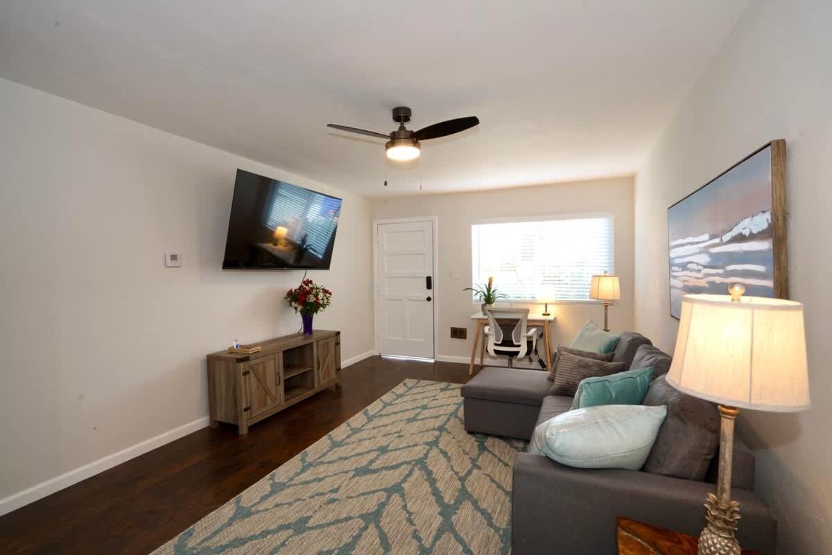 Holiday home 1 Bed 1 Bath Big Private Back Yard Location San Diego