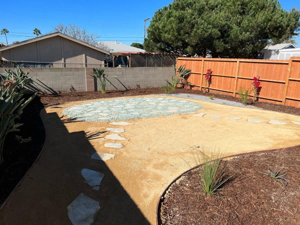 Holiday home 1 Bed 1 Bath Big Private Back Yard Location *