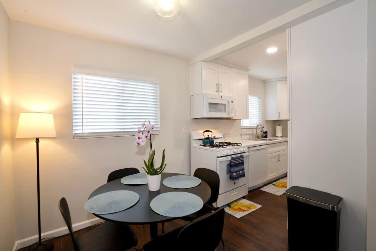1 Bed 1 Bath Big Private Back Yard Location Holiday home *
